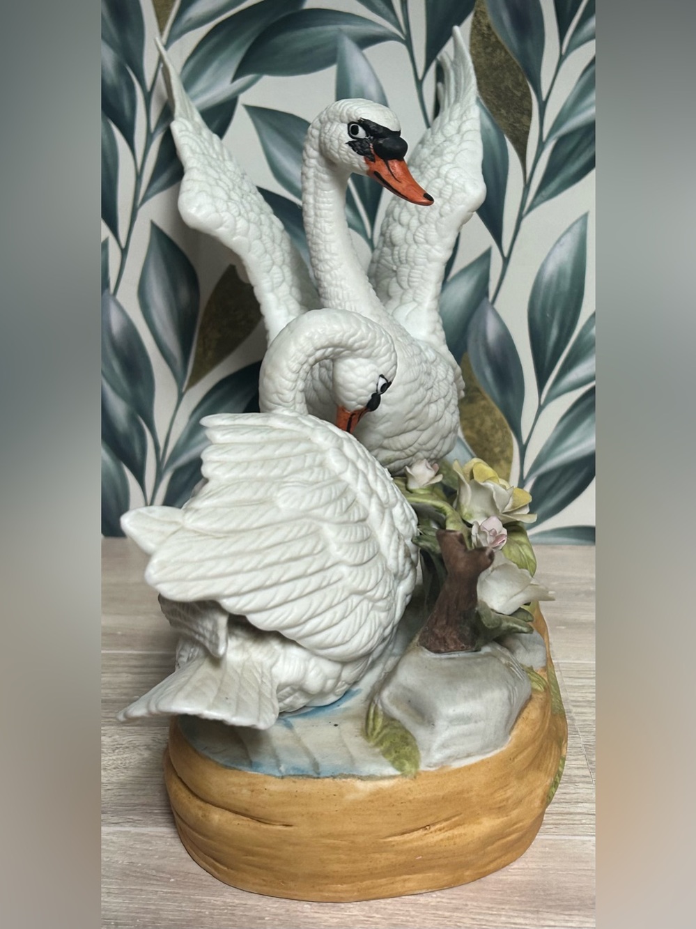 Vintage Wellington Collection Porcelain Swan Music Box Figurine - Picture 5 of 11